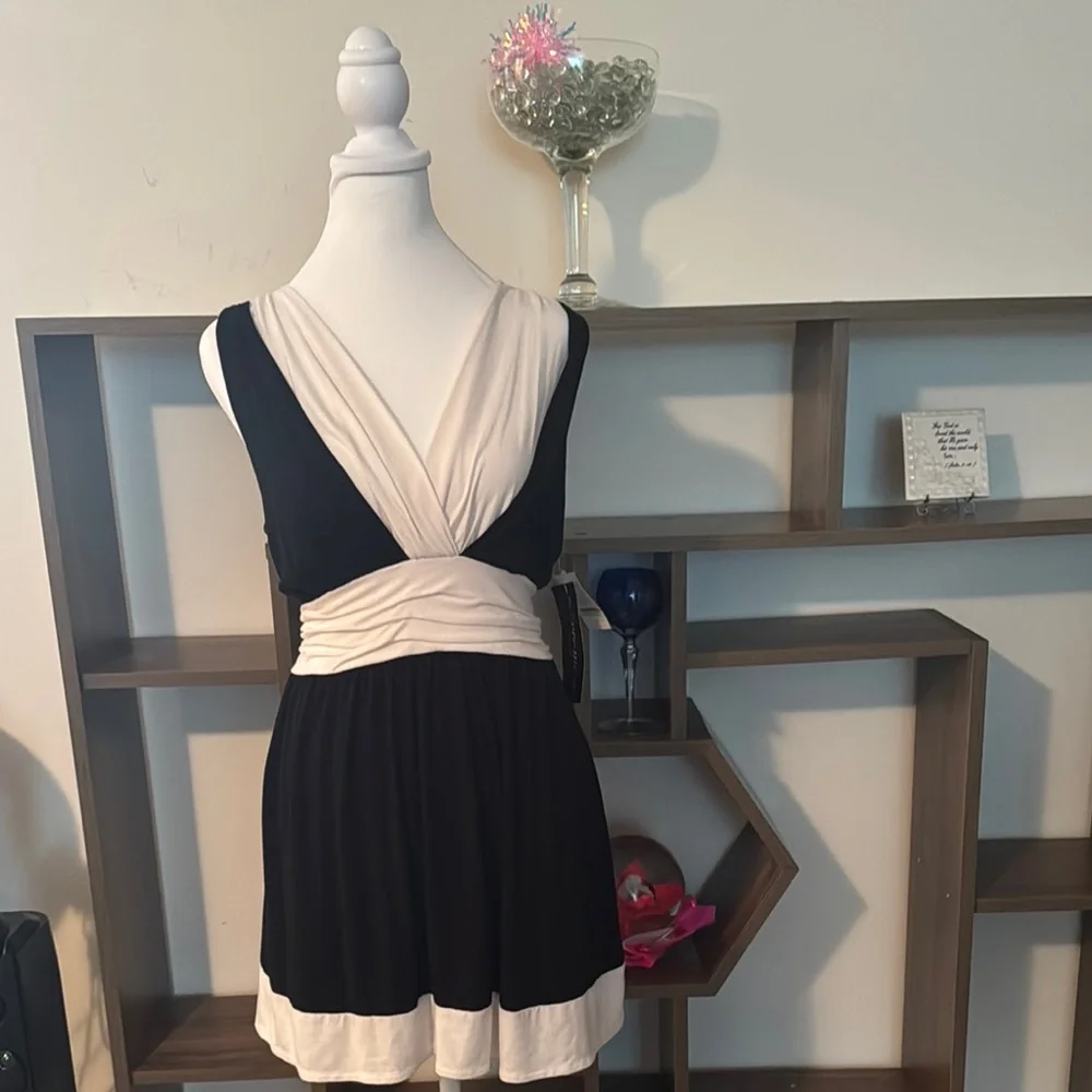 NWT Elegant Black and White Women's Sleeveless Top - Picture 1 of 9